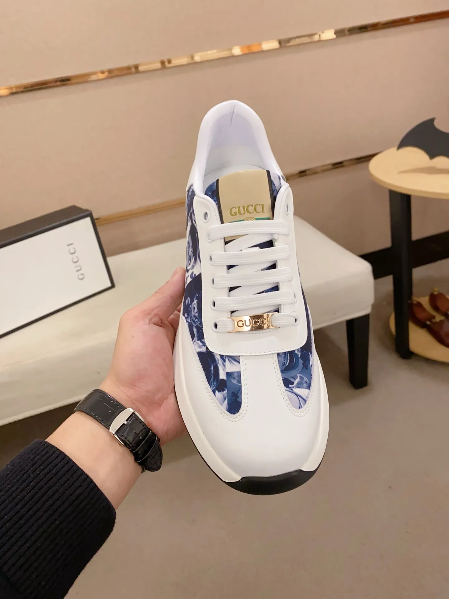 Men's shoes💰 420💰The new GUCCI (Gucci) counters are launched simultaneously. The new men's shoes, 😘fabrics are selected from imported cowhide, and the lining is sheepskin lining. 👍🏿 High-end ☄️ air-cushion molded anti-slip rubber outsole, exquisite lines, simple and elegant, comfortable and high-end for leisure travel. Code number: 38 to 44 (45 can be customized and cannot be returned or exchanged)
